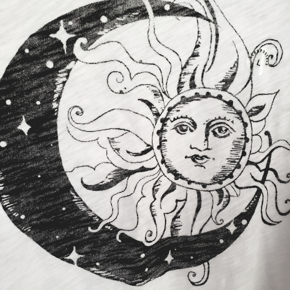 Aeropostale T-Shirt cropped style top with sun and moon graphic, Size Large - Picture 4 of 4